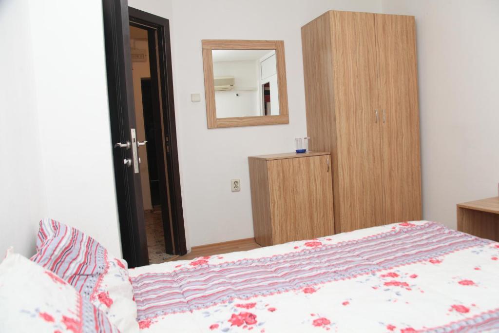 Burgas Rooms And Studios Екстер'єр фото