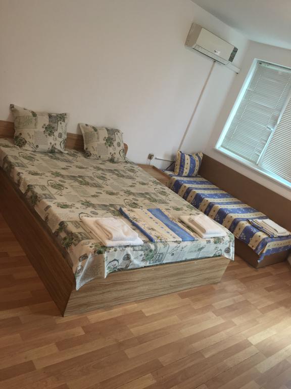 Burgas Rooms And Studios Екстер'єр фото