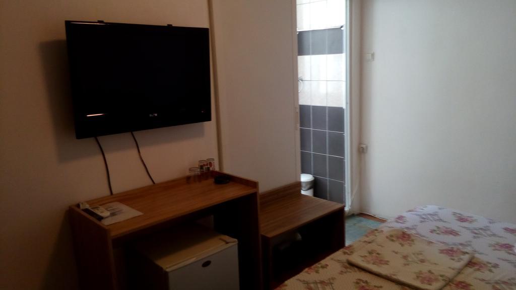 Burgas Rooms And Studios Екстер'єр фото