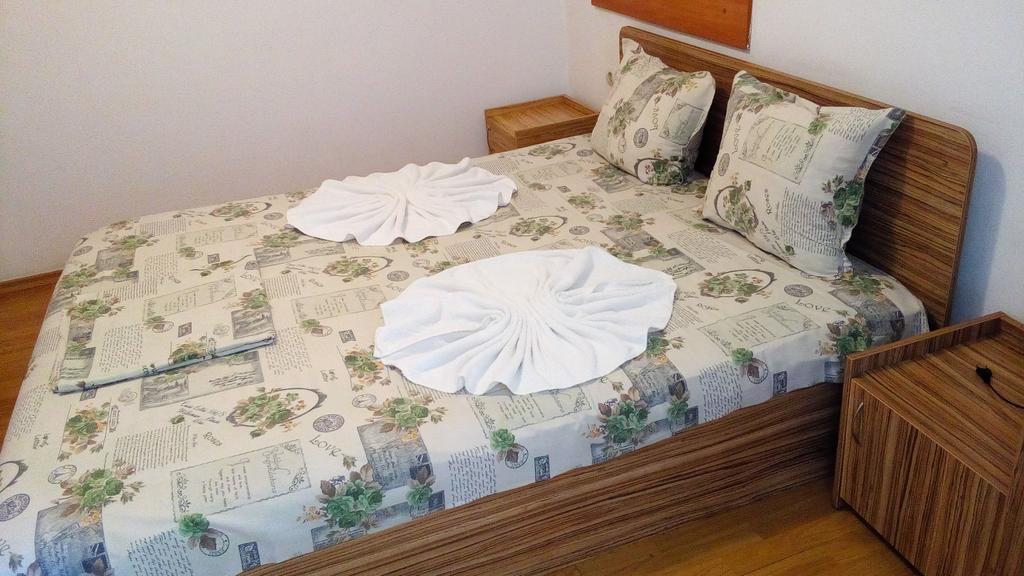 Burgas Rooms And Studios Екстер'єр фото