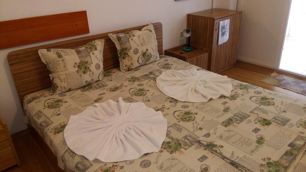 Burgas Rooms And Studios Екстер'єр фото