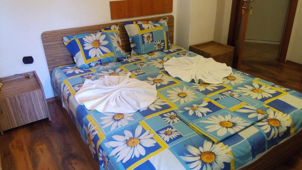 Burgas Rooms And Studios Екстер'єр фото